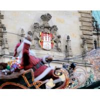 1065_1147 Weihnachtsmann mit Schlitten vor dem Wappen am Hamburger Rathaus. | 